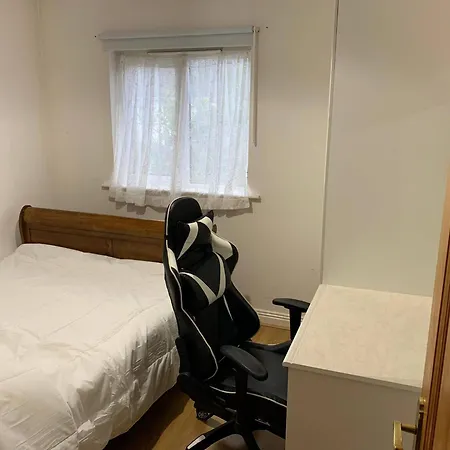 In Guest - King Bed With Shared Bath 게스트하우스 *