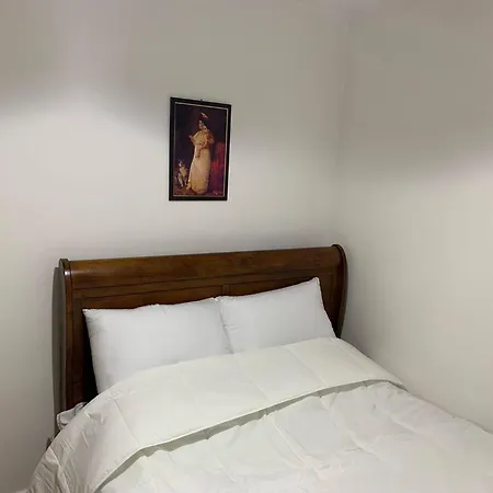 In Guest - King Bed With Shared Bath * Phibblestown
