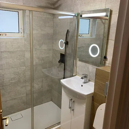 In Guest - King Bed With Shared Bath