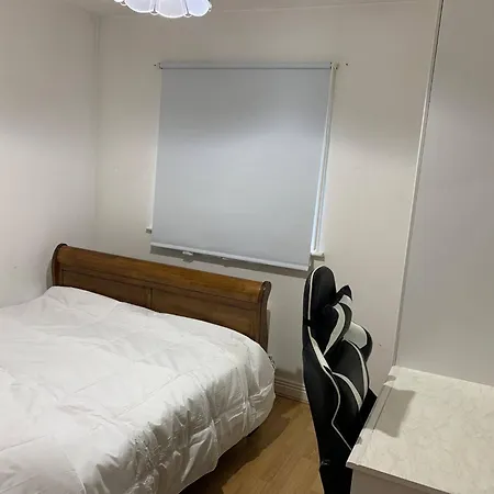 In Guest - King Bed With Shared Bath 게스트하우스